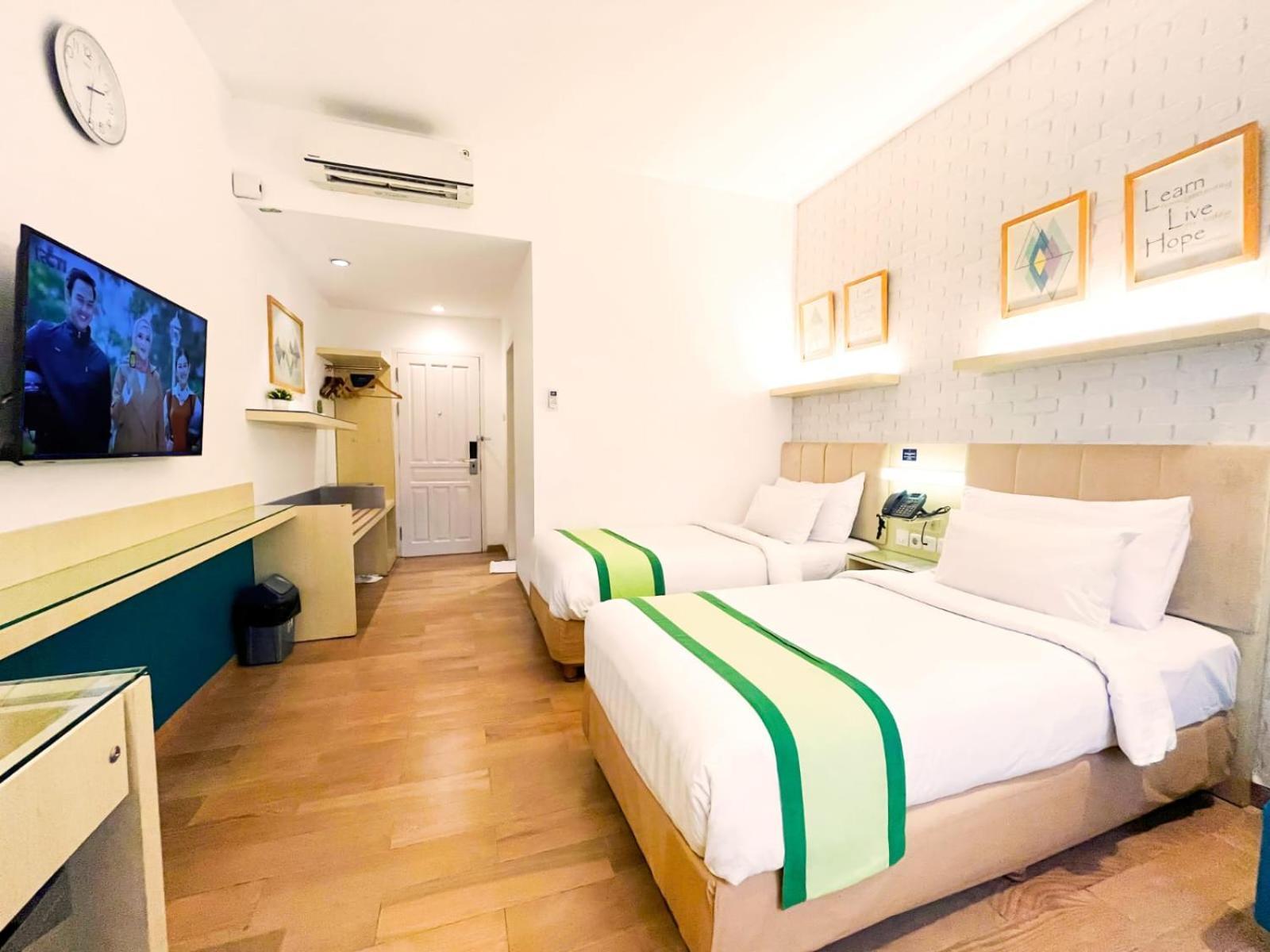 Hotel Wisata Niaga Campus Пурвокерто Экстерьер фото